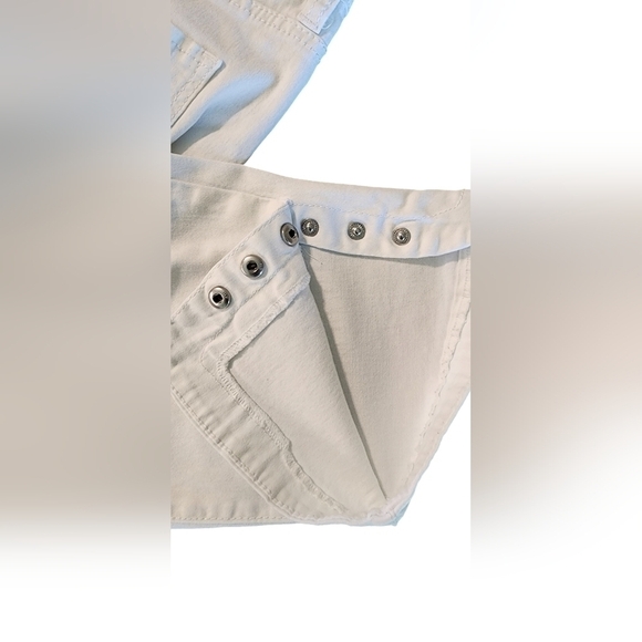 Denim & Co. Regular Tulip Snap Hem Capri Jeans Button Detail Women's 10 White - Picture 6 of 14